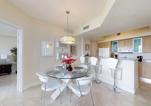 Beautiful Asian retreat 2bd/2bth Apt. min to beach