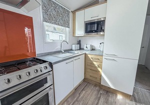 Beautiful caravan with decking at Azure Seas in Suffolk, sleeps 6 ref 32004AZ