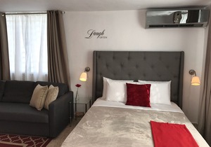 Beautiful Chandeliers, Cozy & Enjoyable Studio - Balcony / REE WIFI - 201
