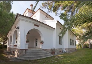 BEAUTIFUL COLONIAL-STYLE VILLA IN FRONT OF THE BEACH