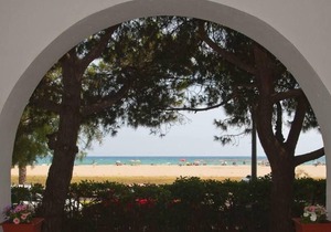 BEAUTIFUL COLONIAL-STYLE VILLA IN FRONT OF THE BEACH
