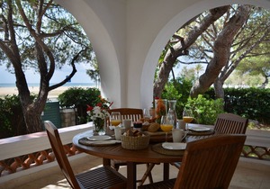 BEAUTIFUL COLONIAL-STYLE VILLA IN FRONT OF THE BEACH