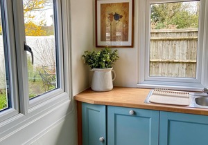 Beautiful Cottage Set In Quiet Location 2 Mins Walk From The Town