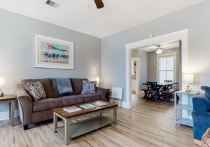 Beautiful, family-friendly retreat 4 blocks from the beach!
