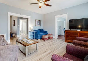 Beautiful, family-friendly retreat 4 blocks from the beach!