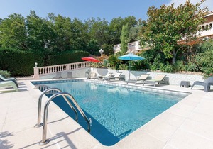 Beautiful villa with heated pool and sea view