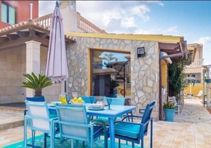 Beautiful Holiday Home “La Playita” with Pool, Terrace, Air Conditioning & WiFi; Parking Available in the Street, Pets Allowed