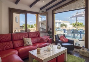 Beautiful Holiday Home “La Playita” with Pool, Terrace, Air Conditioning & WiFi; Parking Available in the Street, Pets Allowed
