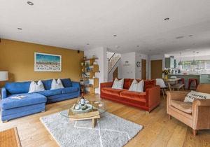 Beautiful holiday home with hot tub, just a walk away from Talland beach.