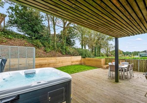 Beautiful holiday home with hot tub, just a walk away from Talland beach.