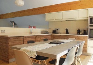Beautiful holiday home with hot tub, just a walk away from Talland beach.