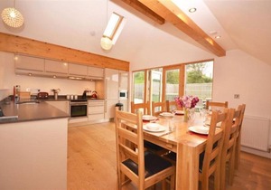 Beautiful holiday home with hot tub, just a walk away from Talland beach.