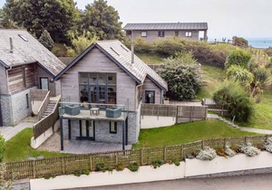 Beautiful holiday home with hot tub, just a walk away from Talland beach.