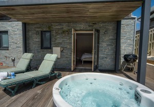 Beautiful holiday home with hot tub, just a walk away from Talland beach.