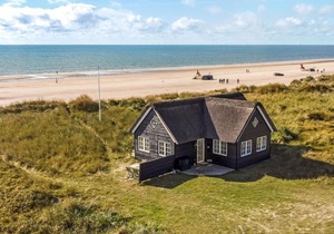 Beautiful home in Blåvand with WiFi