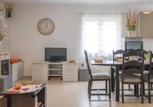 Beautiful home in Loborika with WiFi