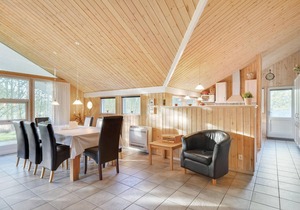Beautiful home in Oksbøl with WiFi