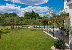 Beautiful home in Zmijavci with WiFi