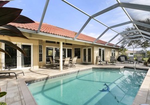Beautiful home only 5 minute walk to the beach! Sleeps 8!