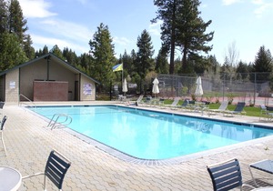 Beautiful Lake Forest Condo, 2Bd/2Ba, Pool, Hot Tub, Close To Lake And Town.