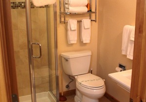 Beautiful Lake Forest Condo, 2Bd/2Ba, Pool, Hot Tub, Close To Lake And Town.
