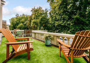 Beautiful light-filled 2 bed flat overlooking Clapham Common