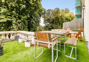 Beautiful light-filled 2 bed flat overlooking Clapham Common