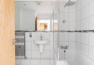 Beautiful Limehouse 1BR w/ Balcony nr Canary Wharf, by Blueground