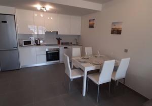 BEAUTIFUL MODERN APARTMENT WITH HEATED POOL !
