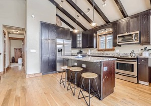 Beautiful Mountain Views, Private Hot Tub on Large Deck, Great for Families and Apres Ski!