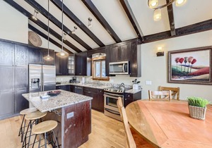 Beautiful Mountain Views, Private Hot Tub on Large Deck, Great for Families and Apres Ski!