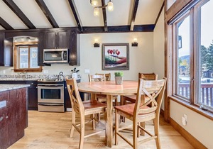 Beautiful Mountain Views, Private Hot Tub on Large Deck, Great for Families and Apres Ski!