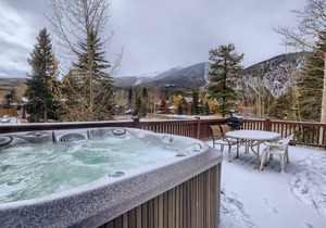 Beautiful Mountain Views, Private Hot Tub on Large Deck, Great for Families and Apres Ski!