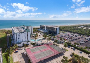 Beautiful Ocean Front Condo - Vacation Resort in Cocoa Beach - Great pool