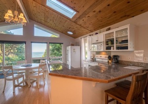 Beautiful Ocean View Cottage at Beverly Beach