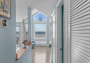 Beautiful Oceanfront Condo steps away from Narragansett Town Beach