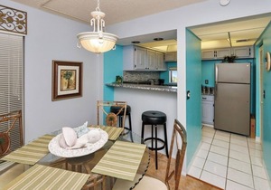 Beautiful one bedroom condo on Siesta Key. minutes from Siesta key Beach!