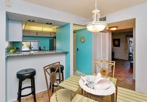 Beautiful one bedroom condo on Siesta Key. minutes from Siesta key Beach!