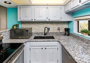 Beautiful one bedroom condo on Siesta Key. minutes from Siesta key Beach!