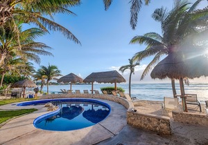Beautiful pool side ground floor unit with direct beach access , WiFi and AC.