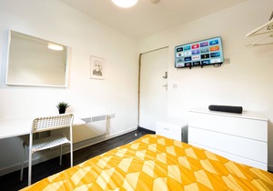 Beautiful Private Room 3 in a Modern House near Centre