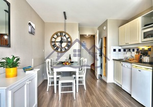 Beautiful sea view and everything on foot (beach, swimming pool, center, port .)