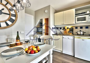 Beautiful sea view and everything on foot (beach, swimming pool, center, port .)