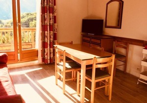 Beautiful south facing apartment, 50 m from the slopes, for 6 people