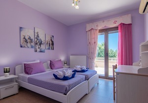 Beautiful spacious villa for 8, Near taverns & mini markets, Ideal for families