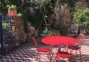 Beautiful Studio With Large Private Terrace. Sleeps2-4. 2 Mins To Beaches.