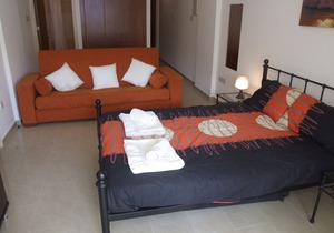 Beautiful studio with shower room, full kitchen, poolside, FREE WIFI