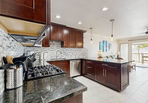 Beautiful, Third-Floor, Oceanfront Condo w/Water Views, Shared Pool, Free WiFi