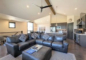 Beautiful Townhome w/Hot Tub, Walk to Slopes