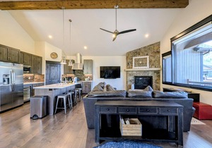 Beautiful Townhome w/Hot Tub, Walk to Slopes
